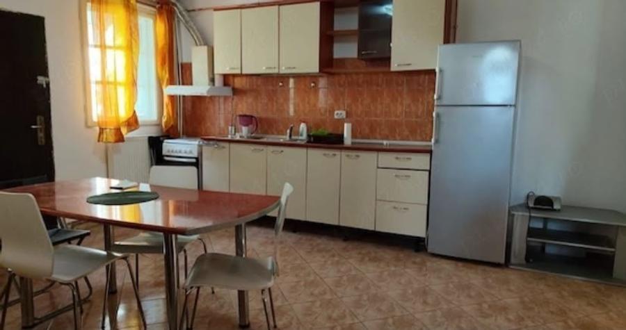 Apartament cu 3 camere semidecomandat, mobilat în Ozana