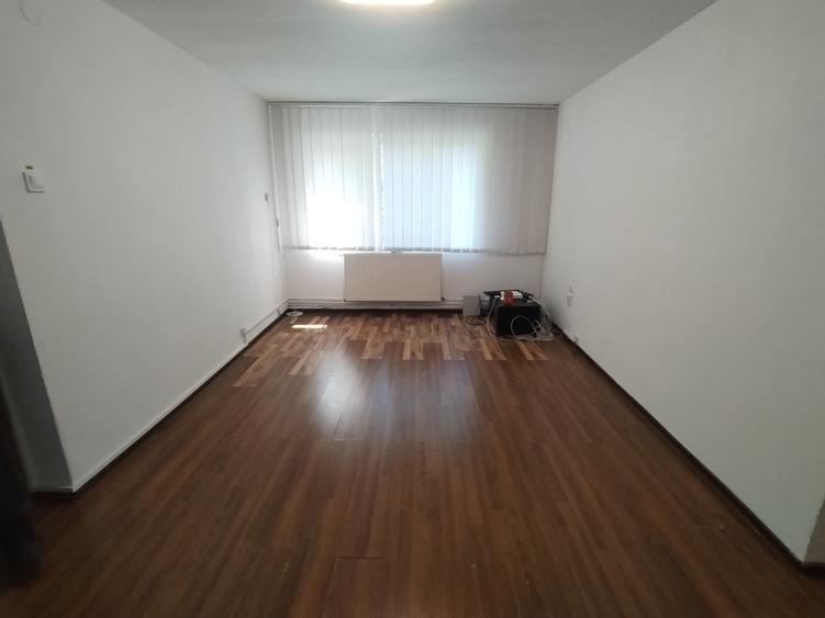Spațiu comercial, de 50 mp, în Podu Roș
