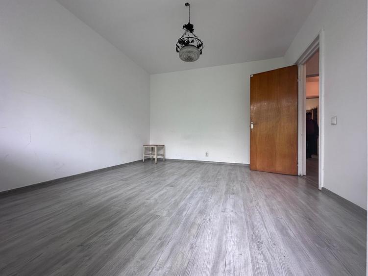 Apartament cu 3 camere decomandat în Drumul Taberei