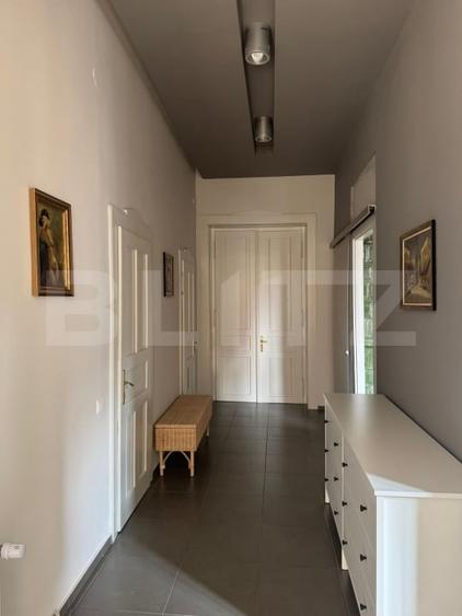 Apartament cu 3 camere semidecomandat, mobilat în Central