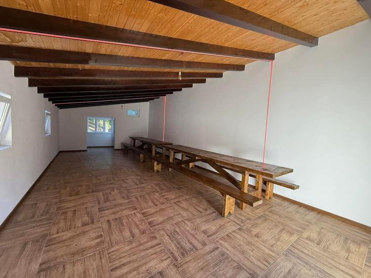 Casă individuală cu 8 camere cu Canalizare în Colibița