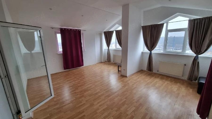Apartament cu 3 camere decomandat în Nicolina