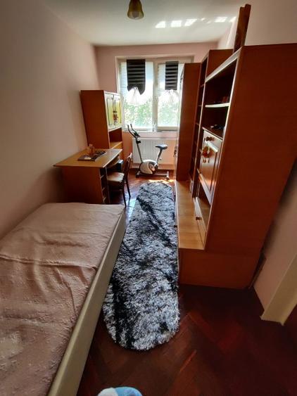 Apartament cu 3 camere semidecomandat în Far