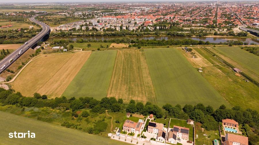 Teren de 4500 mp, în Pârneava
