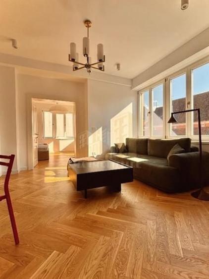 Apartament cu 3 camere semidecomandat în Schei