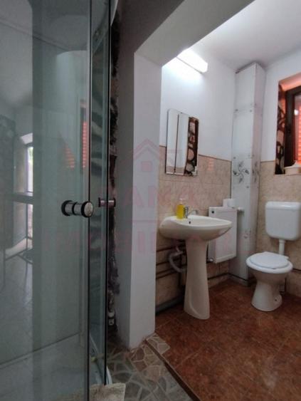 Casă individuală cu 6 camere cu Canalizare în Poiana Mărului