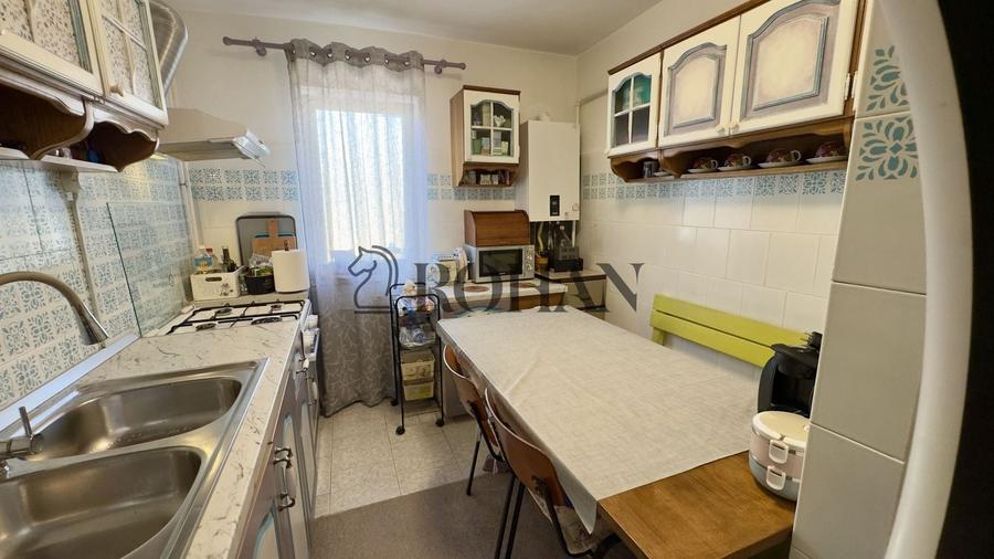 Apartament cu 3 camere decomandat în Cetate