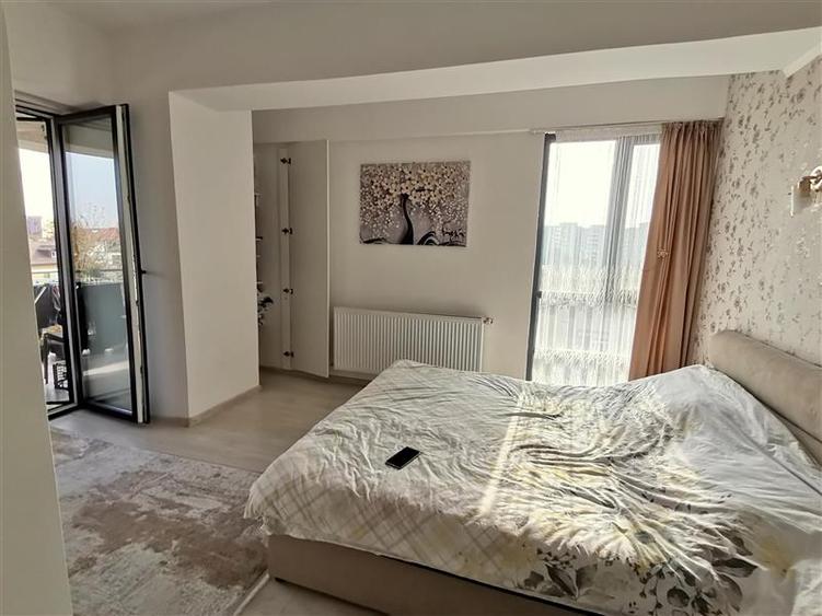 Apartament cu 4 camere semidecomandat în Colentina