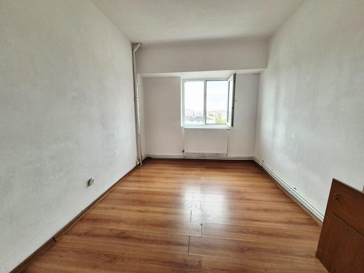 Apartament cu 4 camere decomandat în Poarta 6