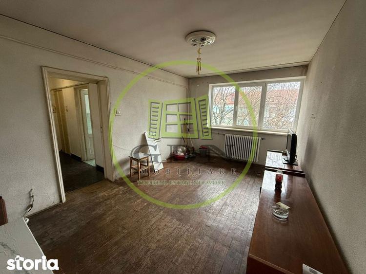 Apartament cu 3 camere semidecomandat în Rovine