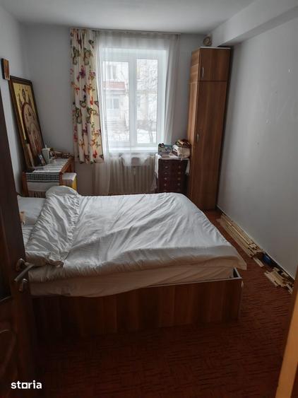 Apartament cu 4 camere semidecomandat în Central