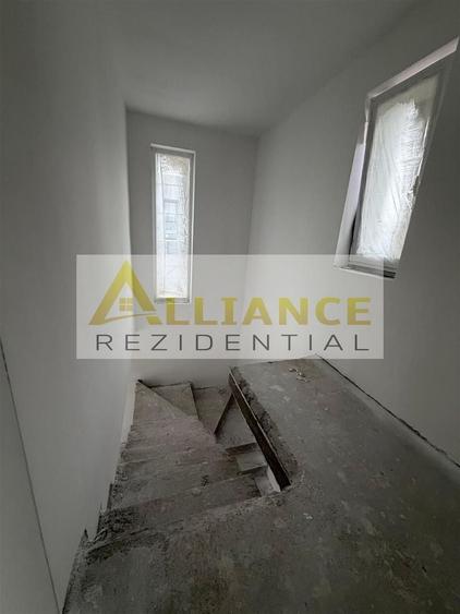 Casă individuală cu 3 camere decomandat cu Canalizare în Central