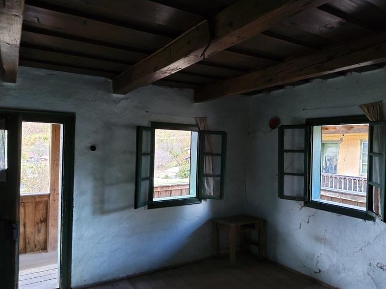 Casă individuală cu 4 camere cu Teren 2450 Mp în Luncoiu de Sus