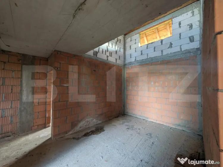 Casă cu 7 camere cu Teren 7500 Mp în Central
