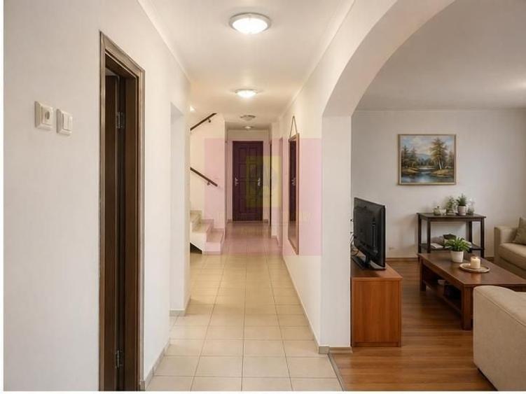 Casă cu 5 camere în Central