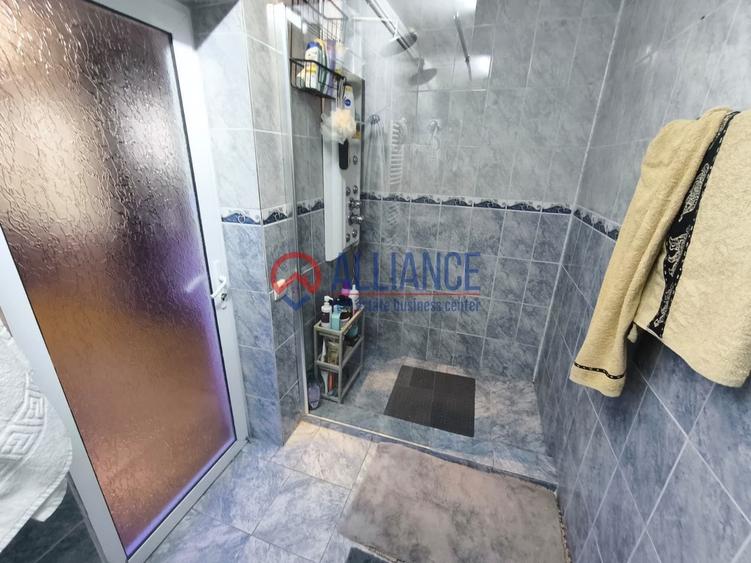Casă cu 10 camere decomandat cu Teren 442 Mp în CET