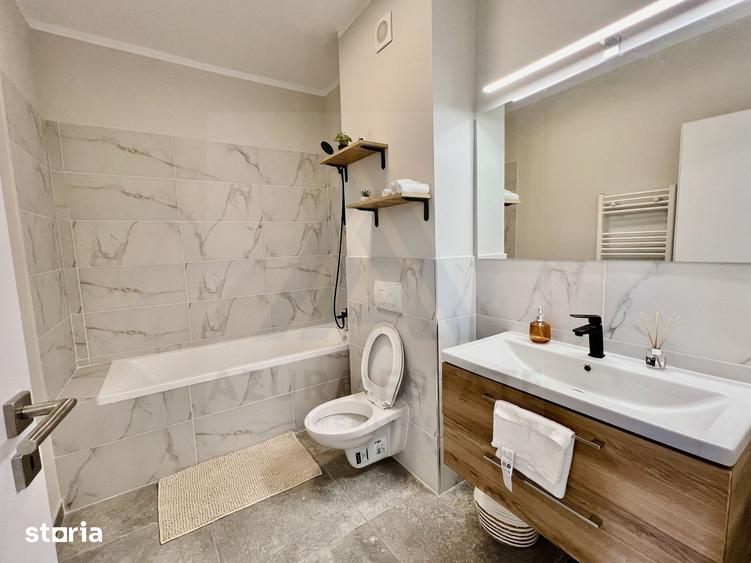 Apartament cu 3 camere semidecomandat, mobilat în Cristian