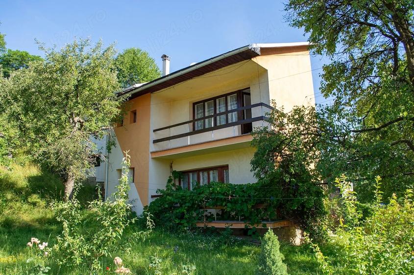 Casă cu 7 camere cu Teren 1200 Mp în Central