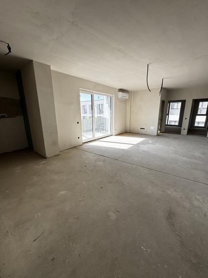 Apartament cu 4 camere semidecomandat în Mărăști