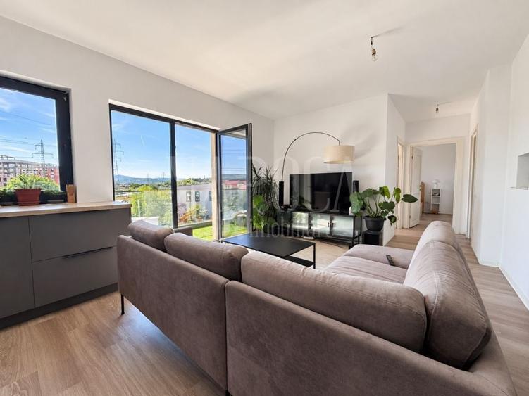 Apartament cu 3 camere semidecomandat în Florești
