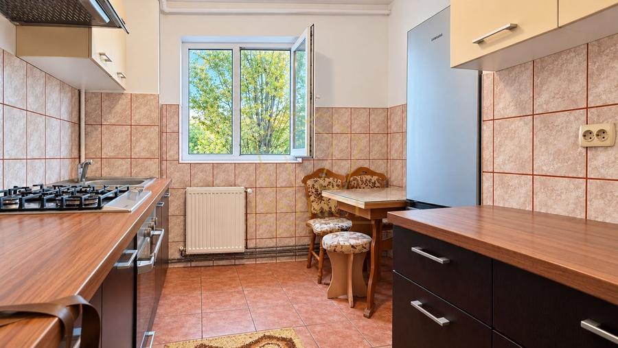 Apartament cu 3 camere semidecomandat, mobilat în Dacia