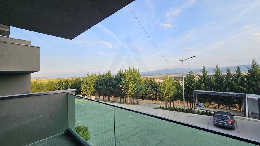 Apartament cu 3 camere decomandat în Cristian
