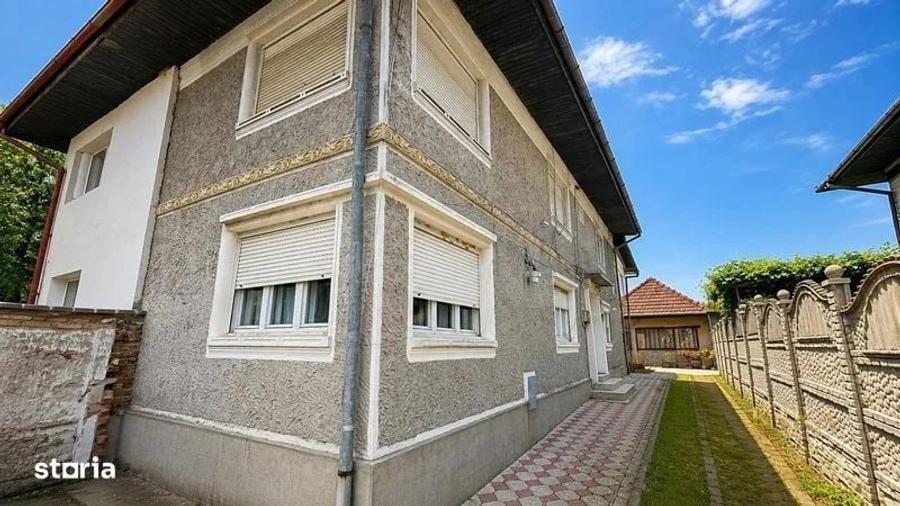 Casă cu 4 camere decomandat cu Teren 700 Mp în Central