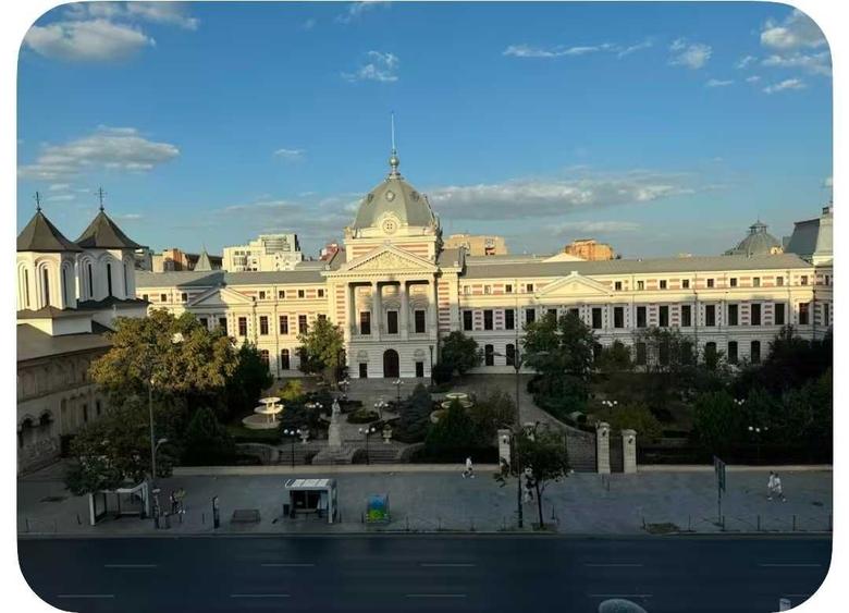 Apartament cu 3 camere semidecomandat în Universitate