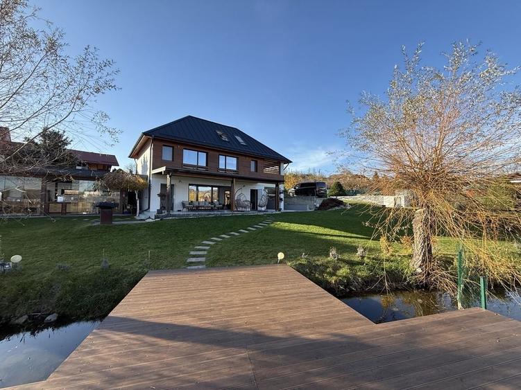 Casă cu 4 camere cu Teren 2450 Mp în Central