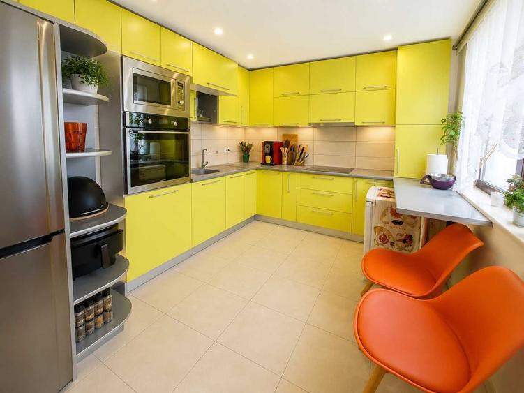Apartament cu 3 camere semidecomandat în Bucureștii Noi