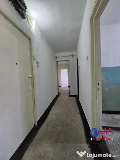 Apartament cu 3 camere decomandat în Piața Nouă