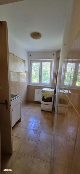 Apartament cu 3 camere semidecomandat în Circumvalațiunii