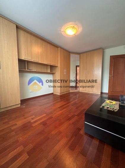 Apartament cu 4 camere decomandat în Mărăței