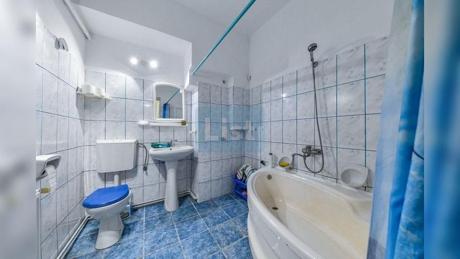 Apartament cu 3 camere semidecomandat în Gruia