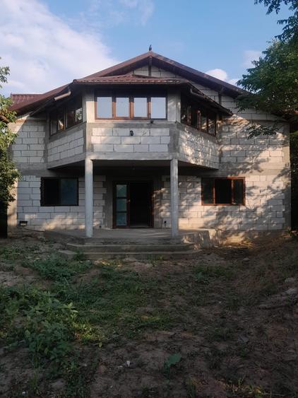 Casă individuală cu 8 camere cu Teren 800 Mp în Măineasca