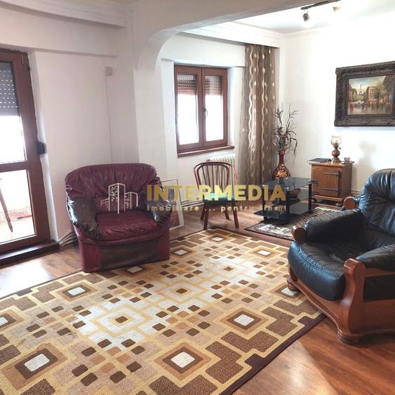 Apartament cu 3 camere decomandat, mobilat în Cetate