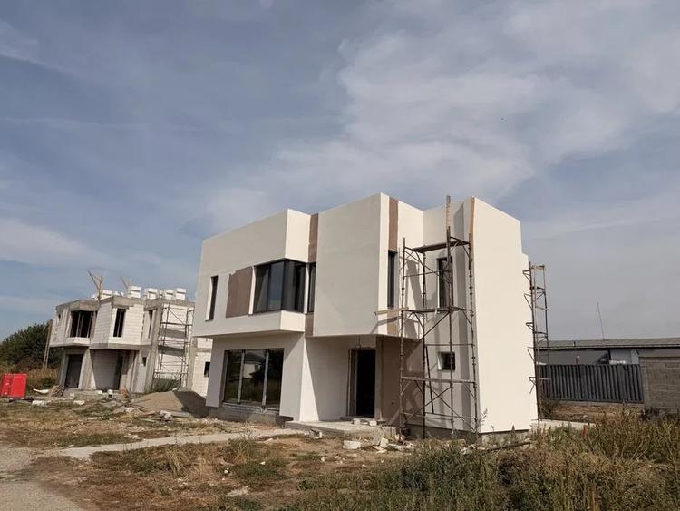 Casă individuală cu 4 camere cu Canalizare în Cârcea