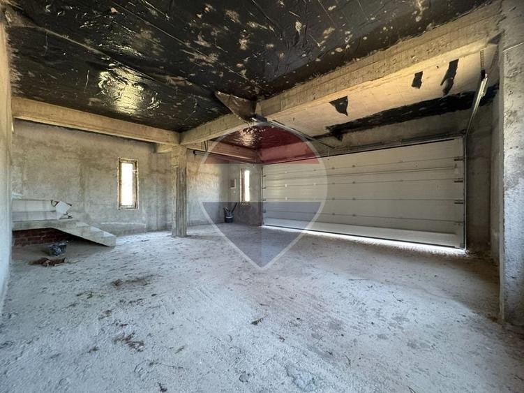 Casă individuală cu 5 camere cu Teren 2781 Mp în Periș