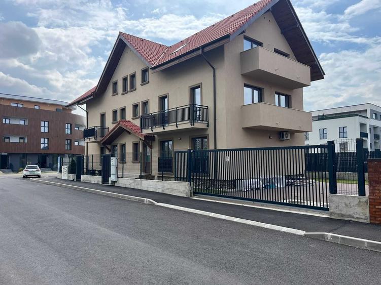 Apartament cu 2 camere decomandat în Tractorul