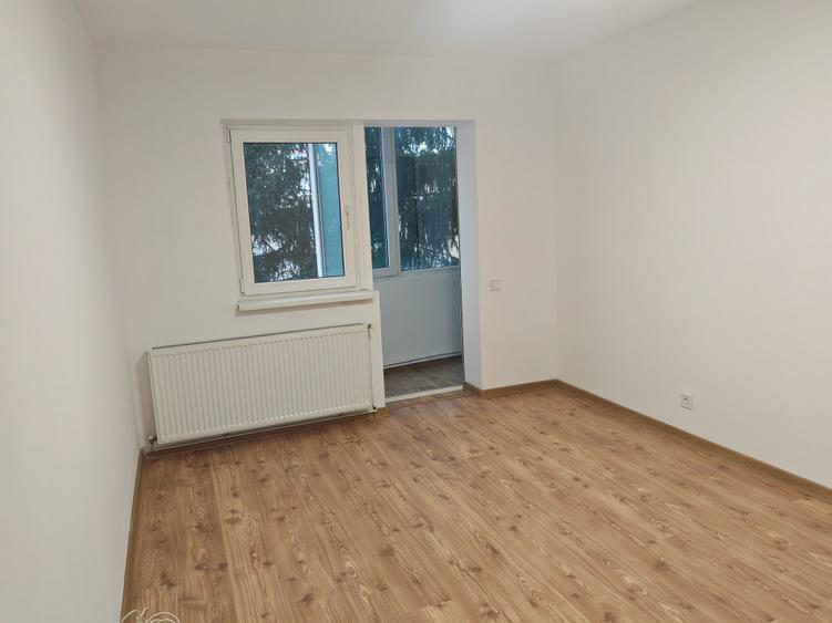 Apartament cu 3 camere decomandat în Astra