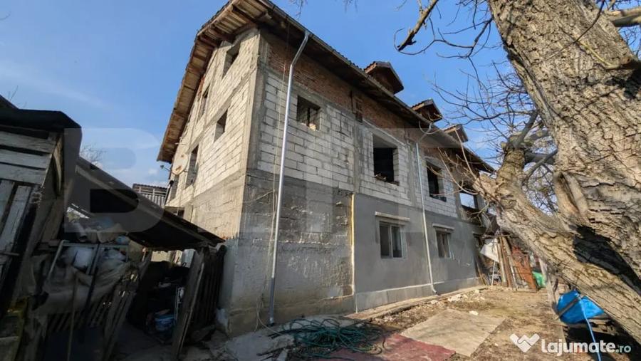 Casă cu 7 camere cu Teren 1656 Mp în Central
