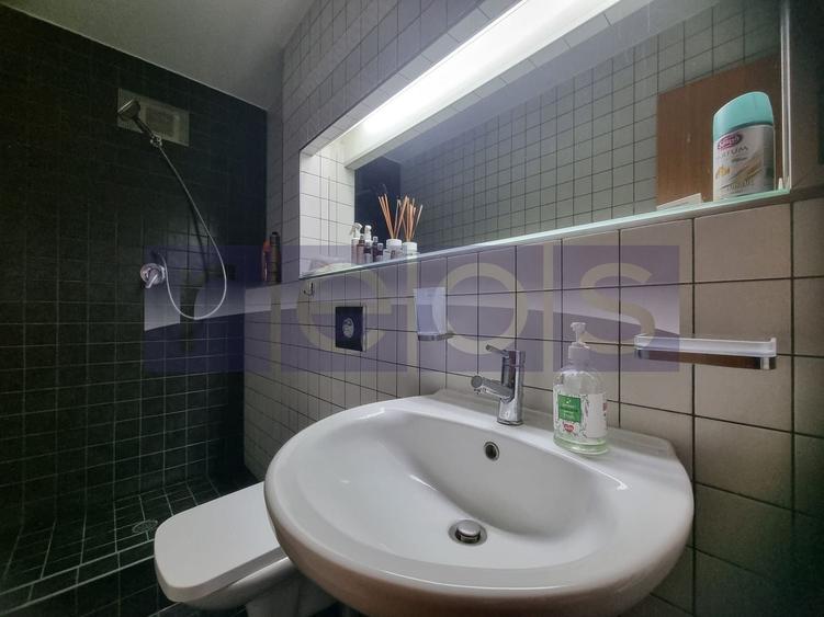 Apartament cu 3 camere semidecomandat, mobilat în Vitan