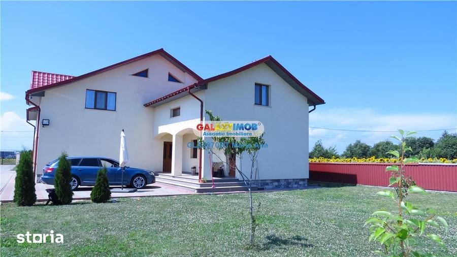 Casă cu 7 camere cu Teren 10000 Mp în Huțani