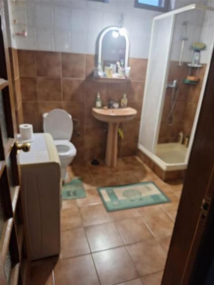 Casă cu 8 camere cu Teren 971 Mp în Apollo
