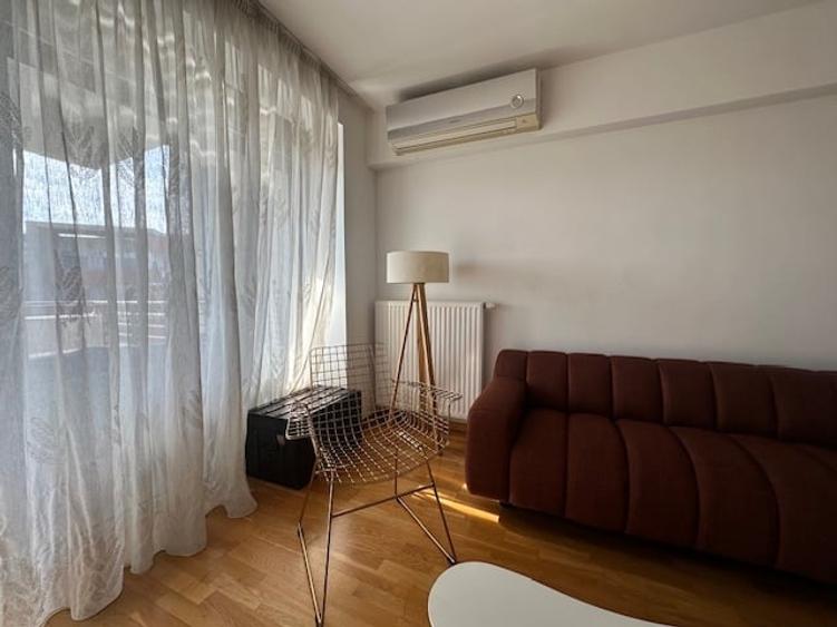 Apartament cu 3 camere semidecomandat în Sisești