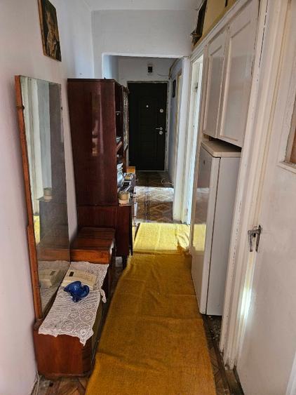 Apartament cu 3 camere semidecomandat în Moroasa 1