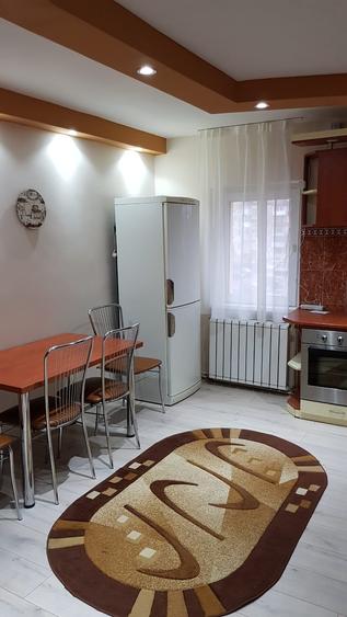 Apartament cu 3 camere semidecomandat în Lunei