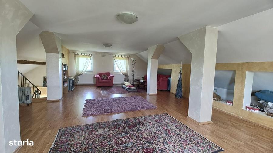 Casă cu 4 camere în Băcia