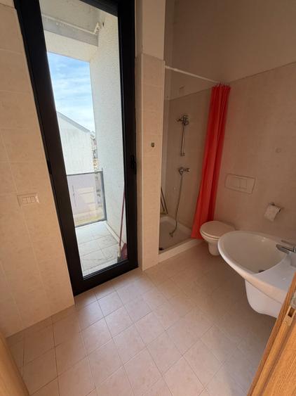 Apartament cu 3 camere semidecomandat în Dumbrăvița