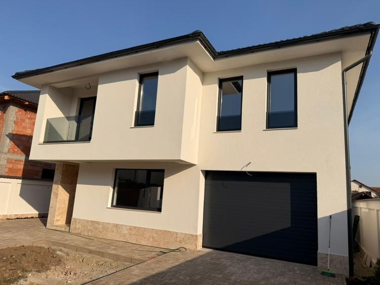 Casă individuală cu 5 camere cu Teren 650 Mp în Central